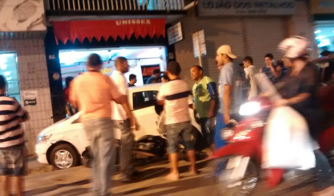 Condutora perde controle do veículo e se choca contra duas motocicletas no Centro de Arapiraca