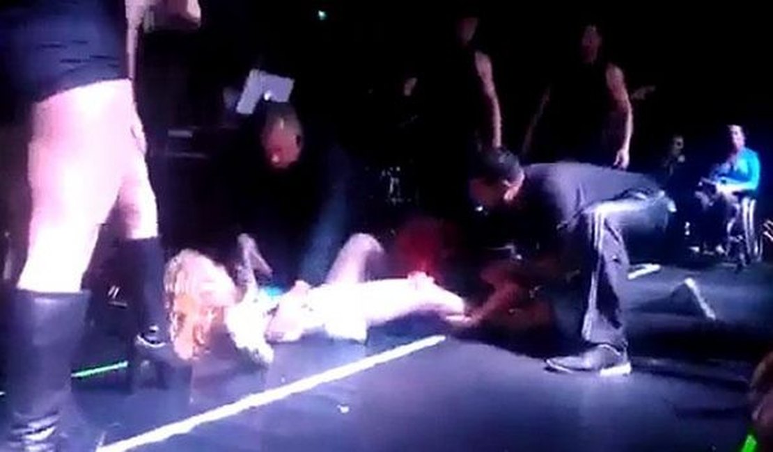 Fã derruba Joelma durante show e ganha abraço da cantora