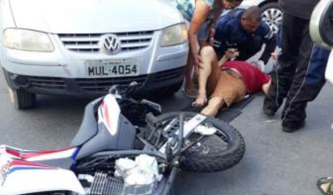Colisão entre moto e carro deixa motociclista ferido no bairro Jardim Tropical, em Arapiraca