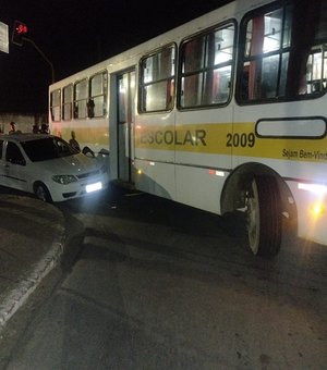 VÍDEO. Colisão entre ônibus escolar e automóvel é registrada no bairro Ouro Preto, em Arapiraca