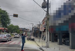 Funcionários de lojas apagam incêndio em caixa de fiação de internet no Centro de Arapiraca