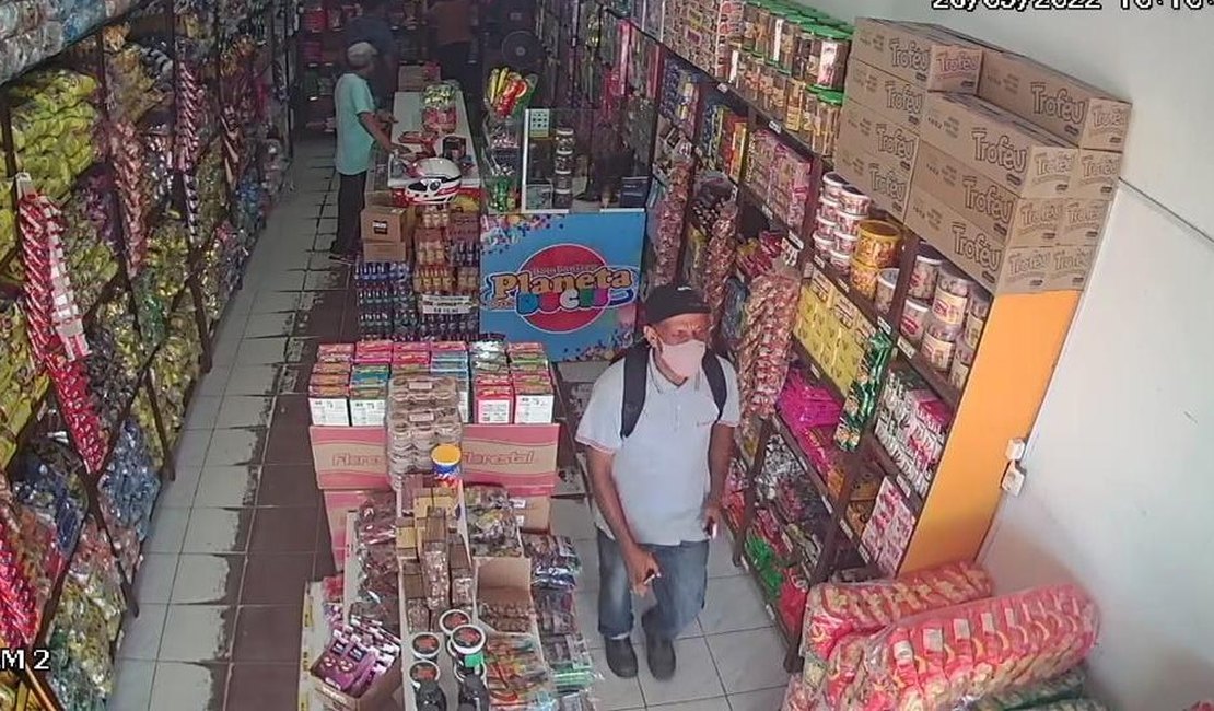 VÍDEO: Dona de bomboniere tem celular furtado enquanto atendia clientes em Maceió