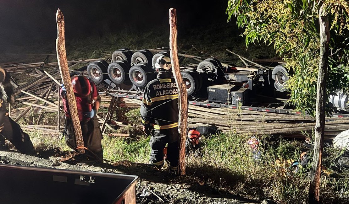 Motorista morre após carreta carregada de madeira tombar na AL-105, em Maceió