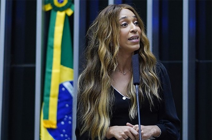 Erika Hilton aciona Ministério Público e pede prisão de Ratinho após falas transfóbicas no SBT