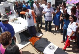 Sob forte comoção, familiares e amigos se despedem do radialista Zé de Sá, em Arapiraca