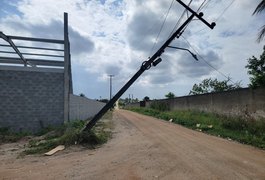 Poste de energia elétrica pendurado apenas pela fiação preocupa moradores no Bom Sucesso