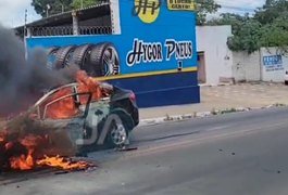 VÍDEO. Veículo pega fogo no bairro Ouro Preto, em Arapiraca