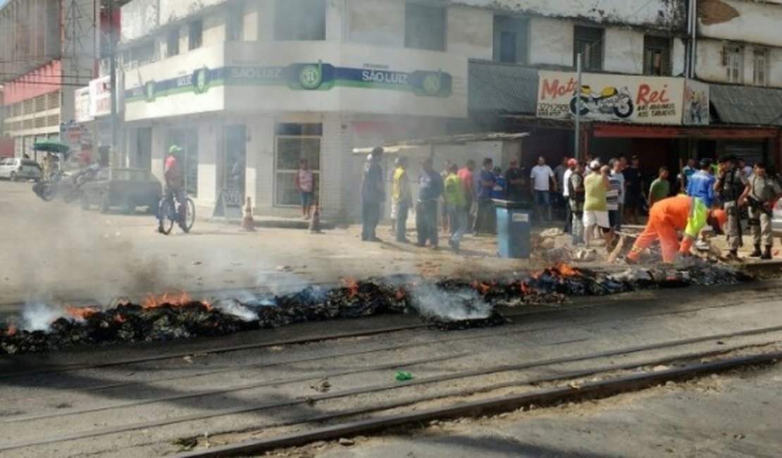 Comerciantes ateiam fogo em linha férrea e fecham lojas durante protesto, em Maceió