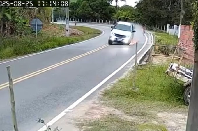 Pneu de caminhonete se solta e quase causa acidente com motociclista em Passo de Camaragibe