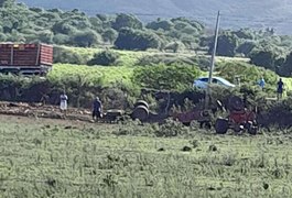 Motorista de caminhão caçamba com carga de telhas morre em capotamento na Serra das Espias