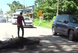 Familiares afirmam inocência de homem preso por estupro da própria filha e bloqueiam AL-101 durante protesto em Maceió