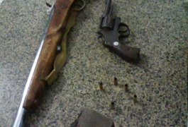 Três pessoas foram presas após efetuar disparos em via pública em Maribondo