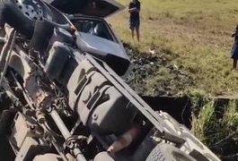 Caçamba carregada com brita cai em riacho após não conseguir subir ladeira no interior de Alagoas