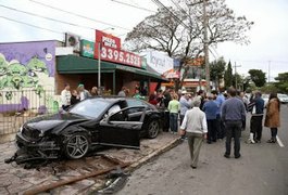 Manobrista espertinho vai dá voltinha em Mercedes de cliente e acaba com o carro