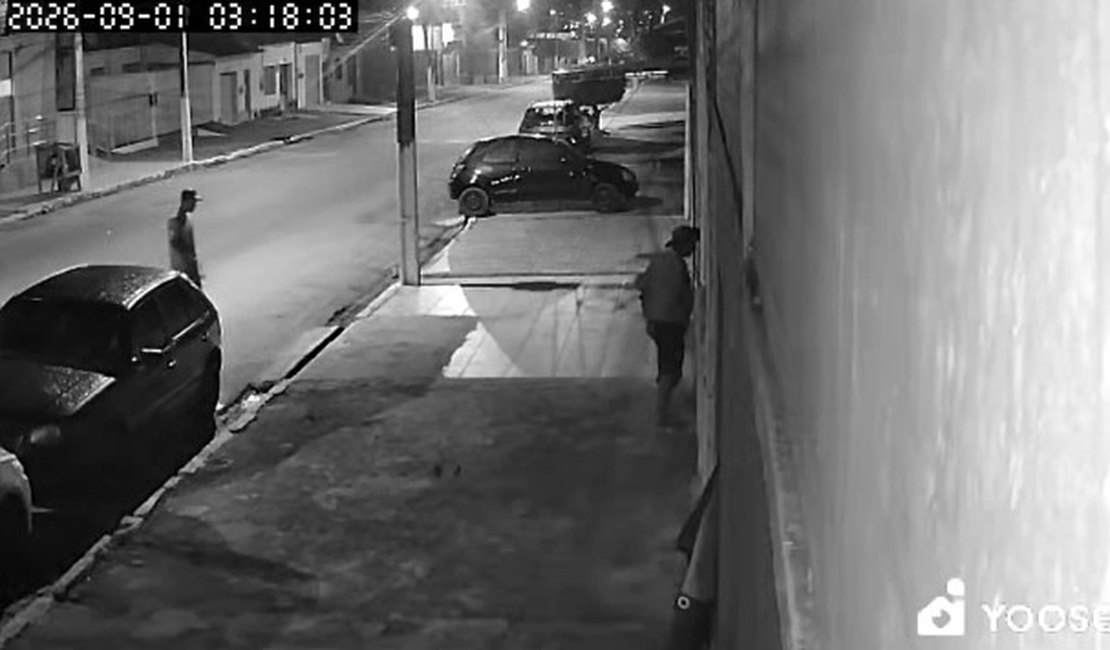 Vítima suspeita que mesma dupla furtou fachada de empresarial e escada em residência de Arapiraca
