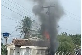 Vídeo. Fiação pega fogo em poste e assusta população na zona rural de Arapiraca