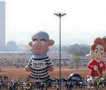 Manifestantes criam versão de boneco inflável de Dilma e Lula