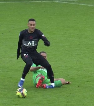 Vídeo. Neymar sofre contusão no tornozelo e sai chorando de jogo do PSG