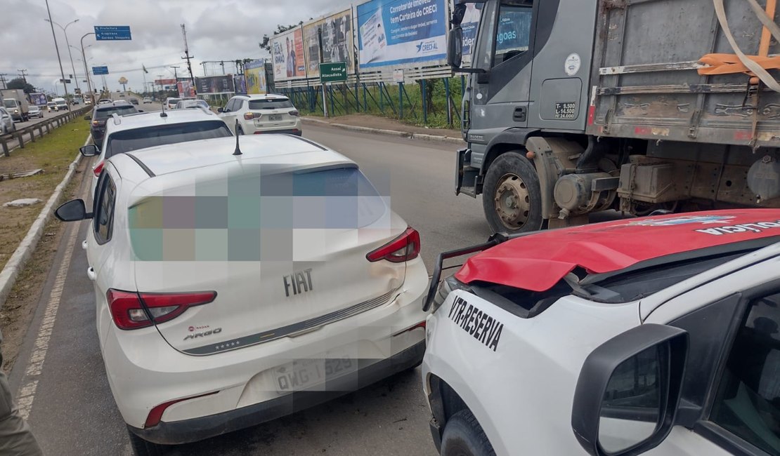 Batida entre viatura da Polícia Militar e dois carros é registrada no bairro Santa Edwiges