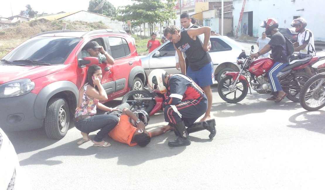 Acidente entre carro e moto deixa motociclista ferido em Arapiraca