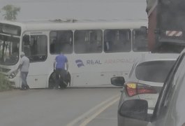 Vídeo. Ônibus quebra o eixo e interdita AL-115, em Arapiraca