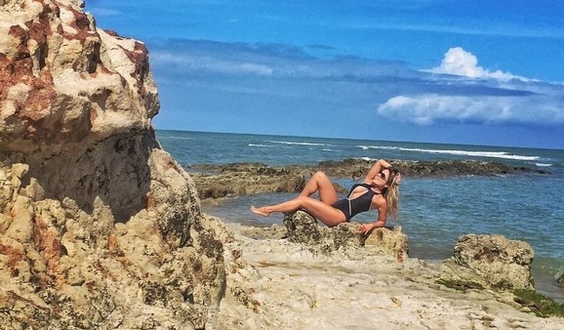 Renatinha mostra o corpão em foto na Praia do Espelho