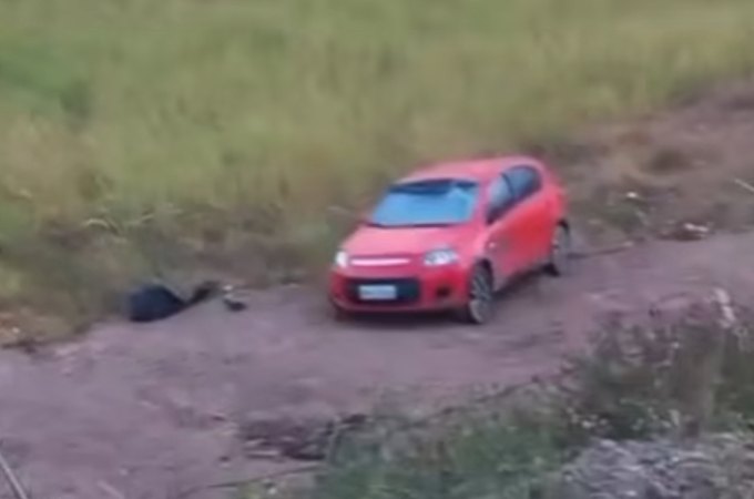 Carro com placa de Arapiraca capota e cai em ribanceira na Ladeira da Pindorama; ocupantes não foram encontrados