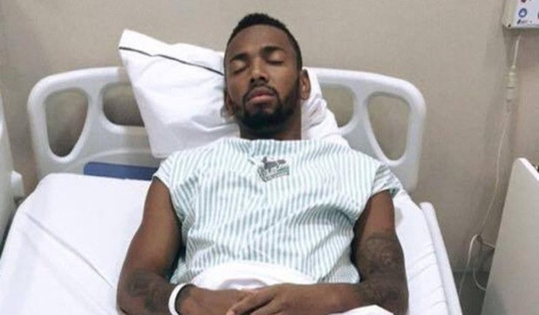 Nego do Borel passa por cirurgia para retirada de cisto na testa