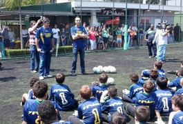 Prass visita escolinha de goleiros e mostra bom humor em “saia justa'