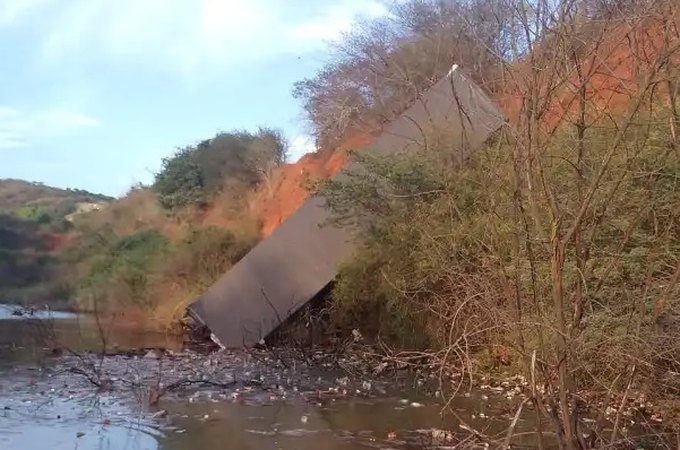 Carreta tomba na Serra das Espias na zona rural de Palmeira dos Índios