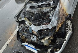 Carro pega fogo na Ponte Divaldo Suruagy após colisão com picape