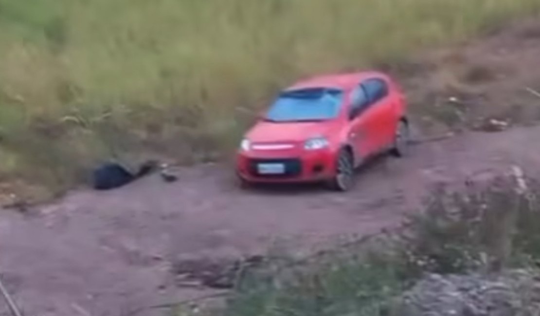 Carro com placa de Arapiraca capota e cai em ribanceira na Ladeira da Pindorama; ocupantes não foram encontrados