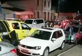 Homem flagrado danificando carro em praça desacata e agride policiais militares em Arapiraca