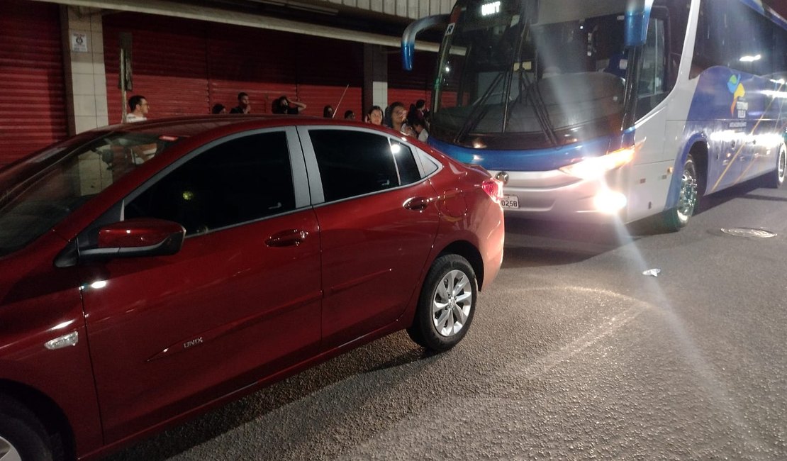 Carro de passeio colide com ônibus escolar em Arapiraca