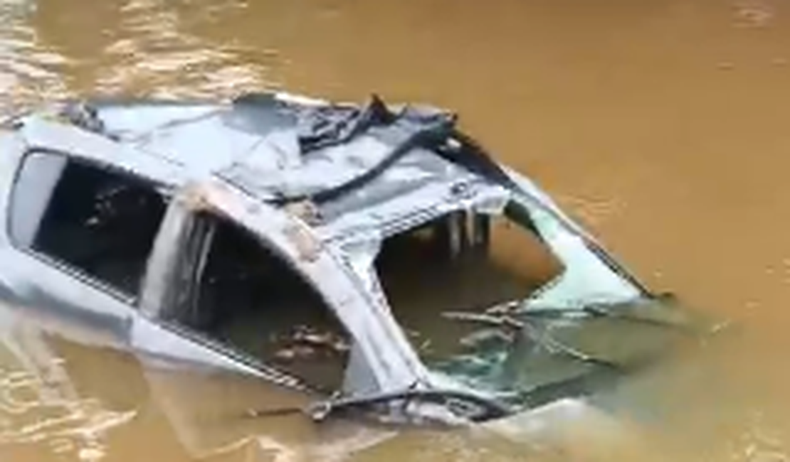 VÍDEO: Após saída de pista, carro cai em rio e dois homens ficam feridos em São Luís do Quitunde