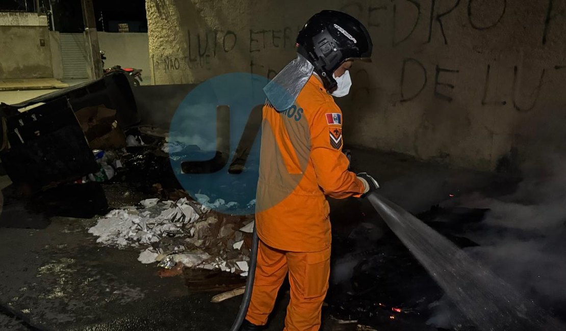 Fogo em entulho assusta moradores no Alto do Cruzeiro, em Arapiraca