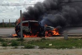 Veículo pega fogo na Avenida Juca Sampaio em Maceió