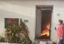 Família faz campanha para ajudar arapiraquense com problemas mentais que incendiou a própria casa