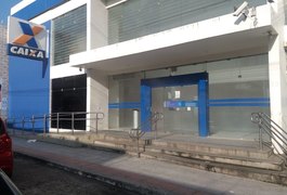 Polícia prende homem tentando arrombar agência da Caixa no centro de Maceió