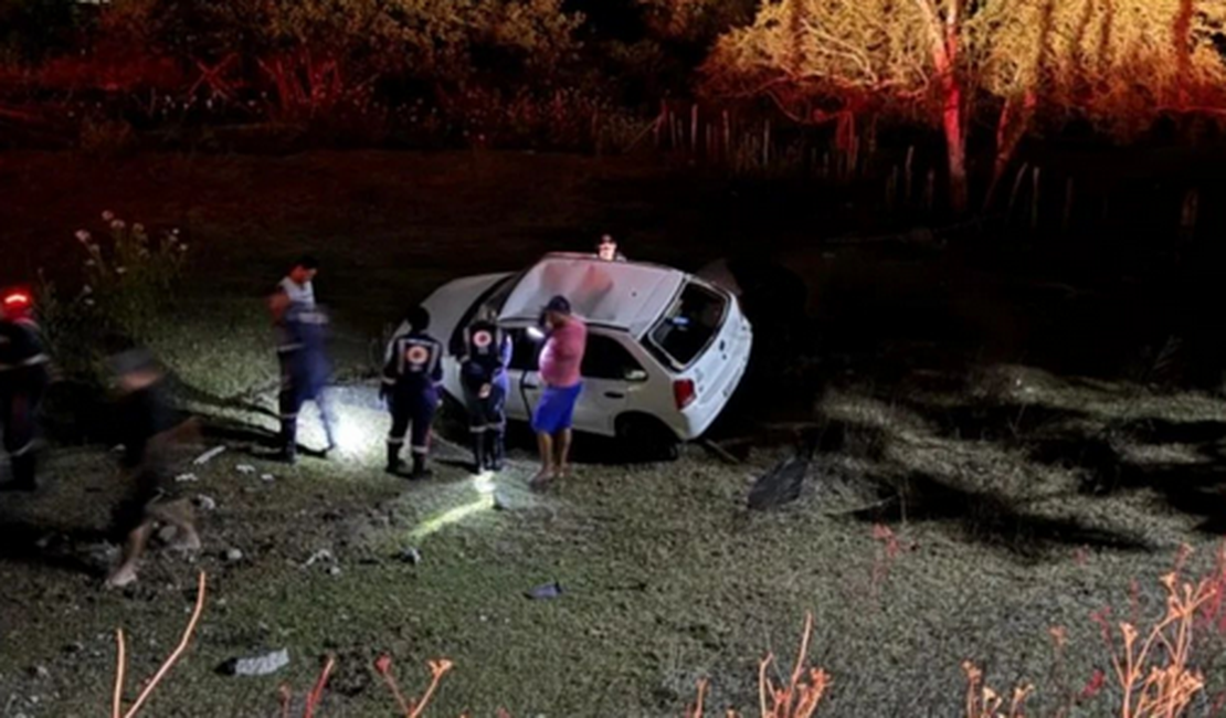 Vendedor de frangos morre após carro cair em ribanceira na AL-430, em Flexeiras