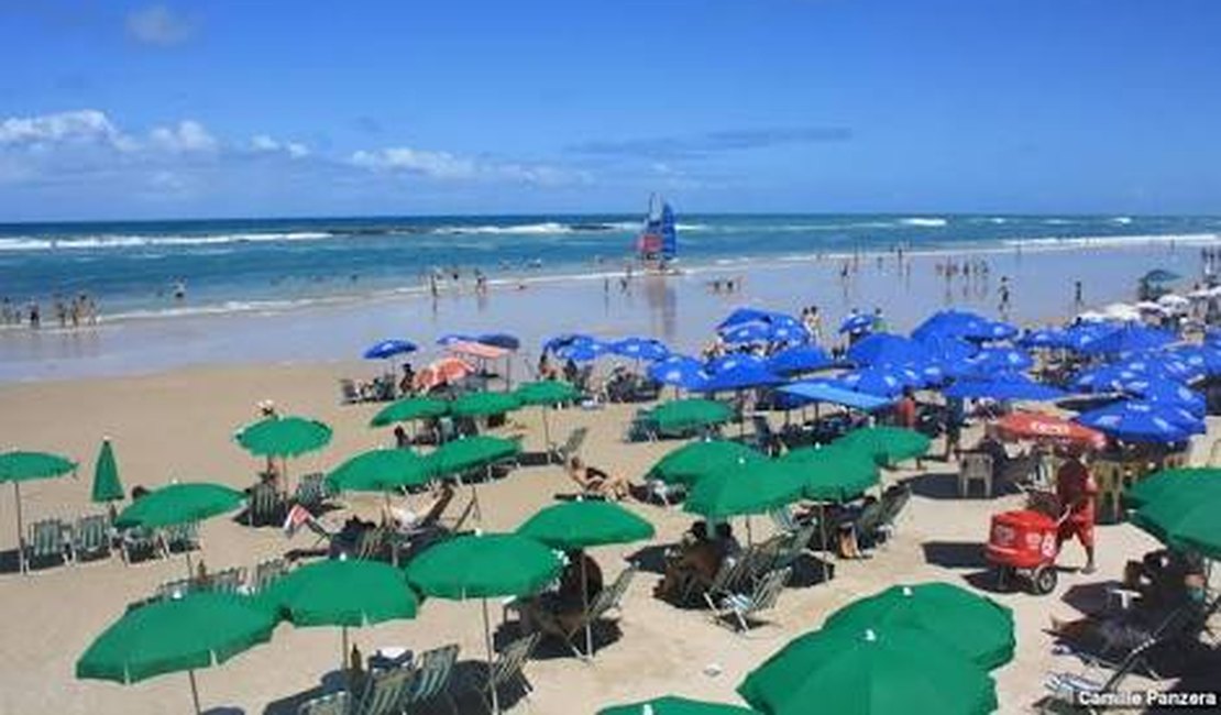 Órgãos ambientais fecham barracas na Praia do Francês, em Alagoas