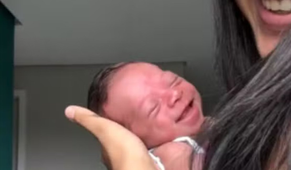VÍDEO: Recém-nascido 'reggaeiro' sorri ouvindo Edson Gomes com mãe e cena viraliza