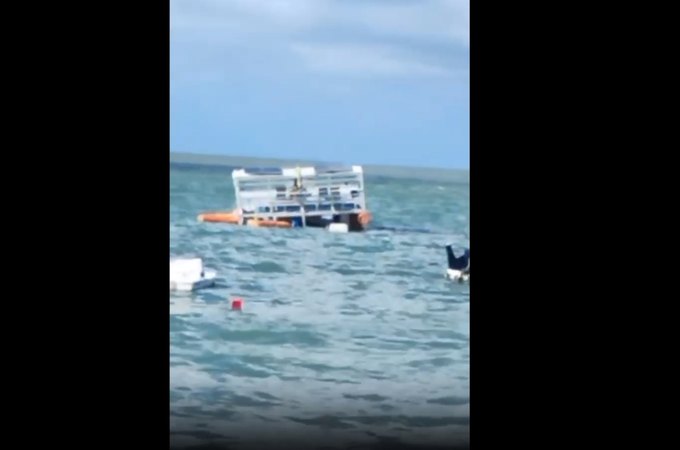 Catamarã afunda em Maceió e mobiliza Bombeiros na orla de Pajuçara, em Maceió