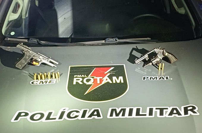 Polícia Militar prende casal com armas de fogo após abordagem no Tabuleiro, em Maceió