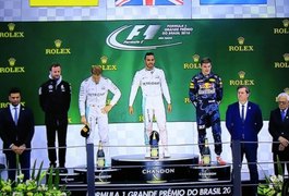 Ministro do Turismo, Marx Beltrão participa de entrega de prêmio no GP de Interlagos