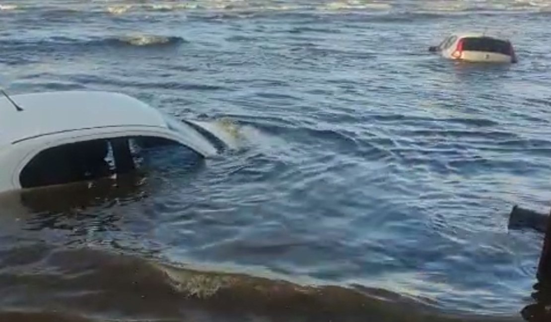 Vídeo. Carros ficam submersos pelo mar na Praia do Peba, em Piaçabuçu