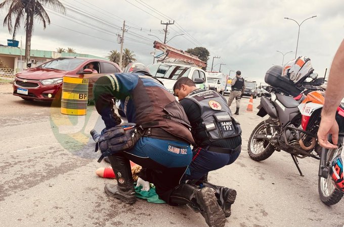 Mulher fica ferida após colisão entre motocicleta e carro de empresa na AL-220, em Arapiraca