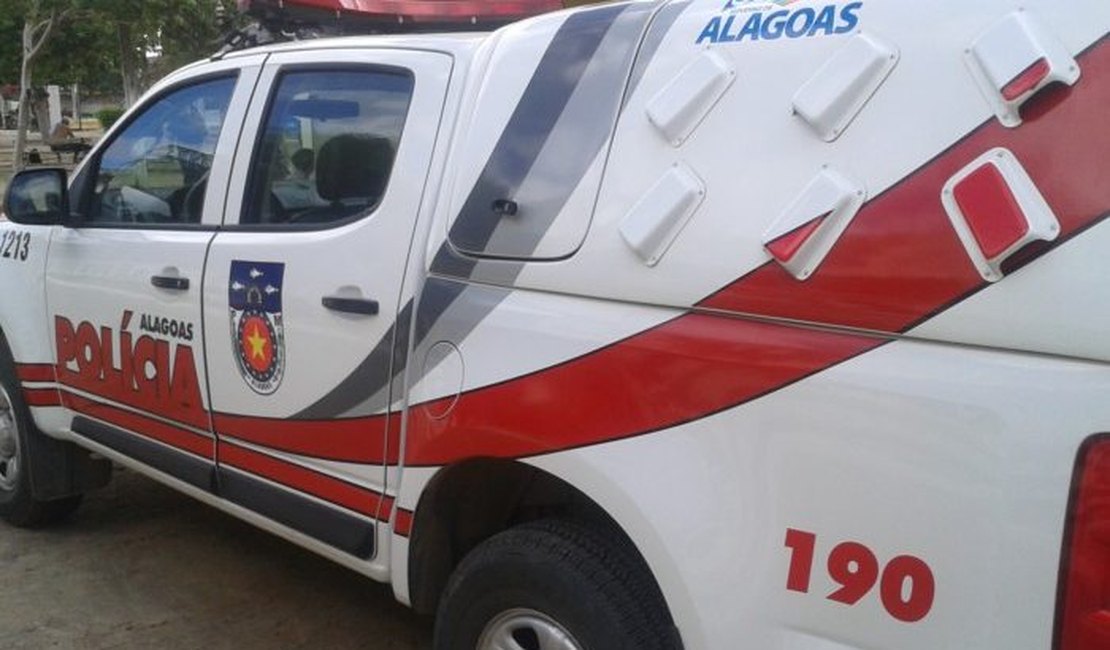 Bandidos invadem residências, amarram moradores e fazem arrastão