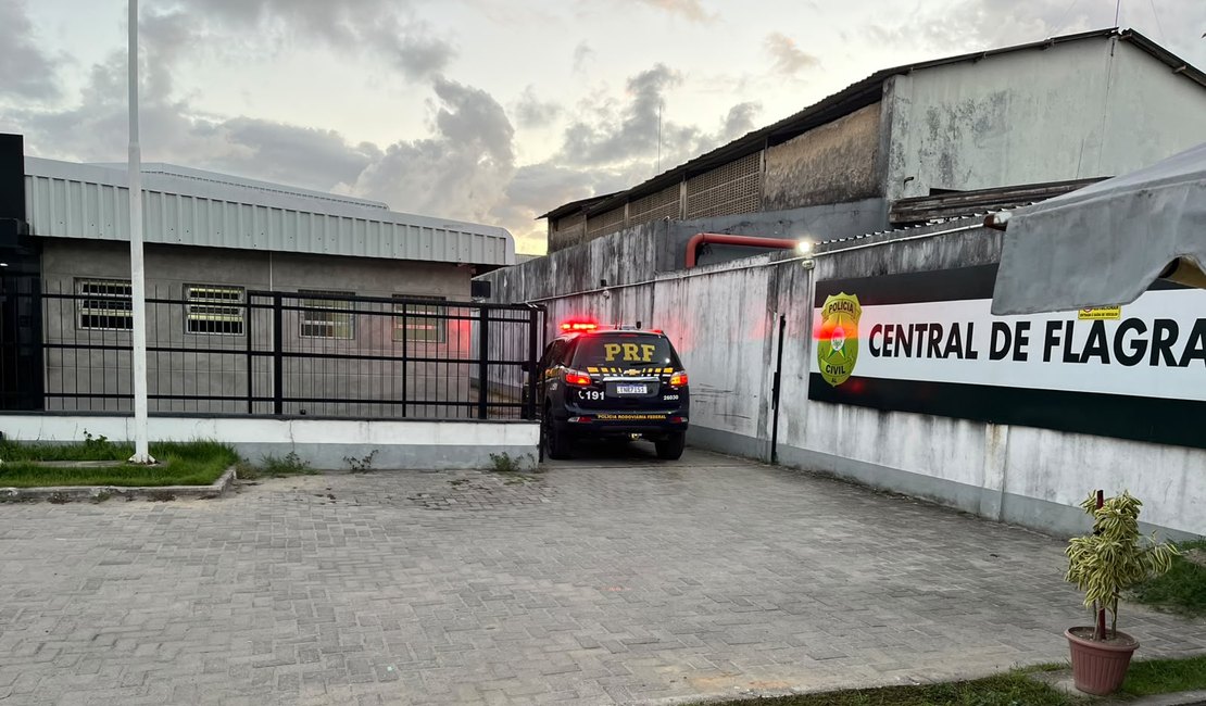 PRF prende homem com mandado de prisão em aberto, durante fiscalização educativa em Rio Largo