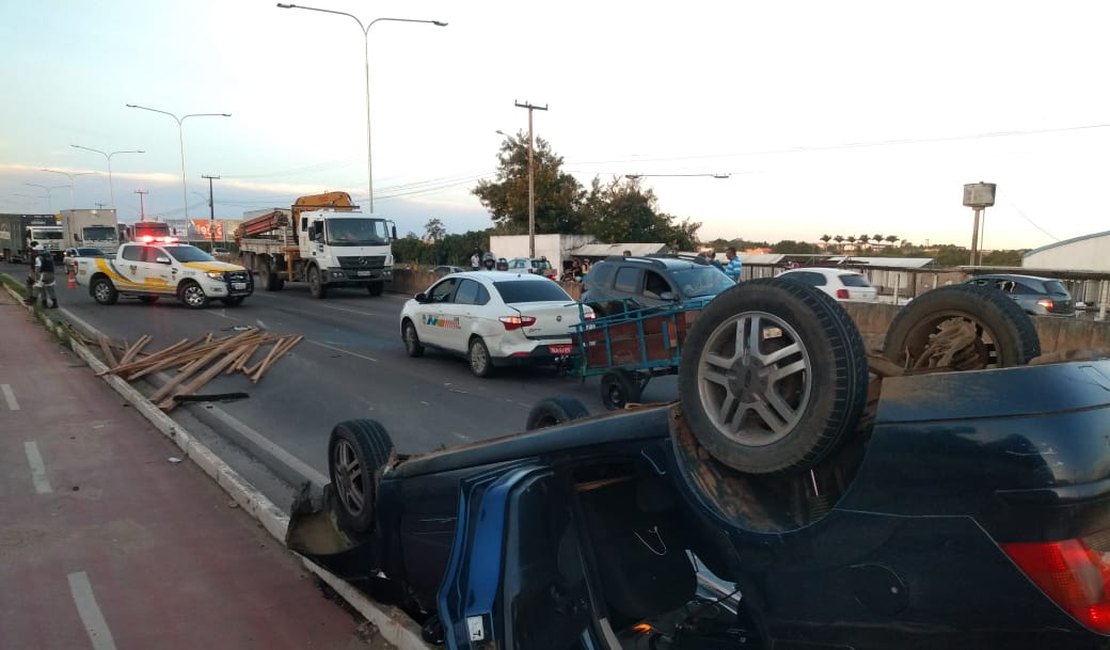 Vídeo. Motorista tenta livrar motociclista, perde controle de carro e capota, em Arapiraca